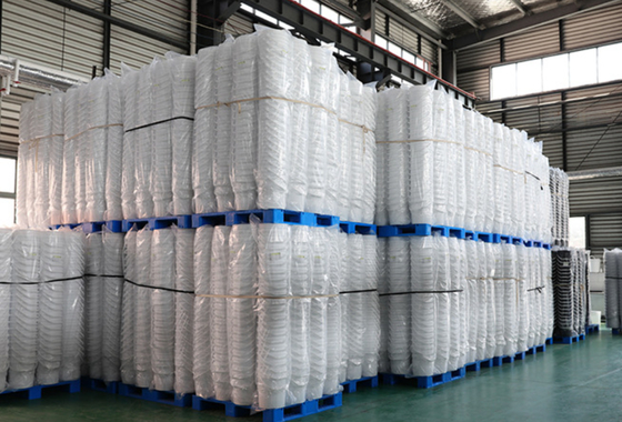 Xô nhựa màu trắng hoặc nhẹ khác để đựng đồ chơi
