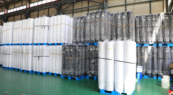 Các thùng nhựa công nghiệp 5 gallon với nắp và vỏ để đóng gói