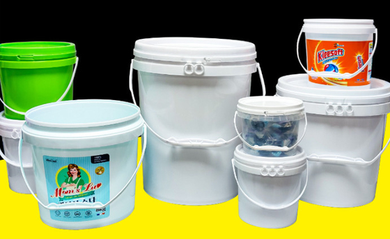 Chất chứa chất lượng thực phẩm được xếp chồng lên nhau để lưu trữ thực phẩm an toàn