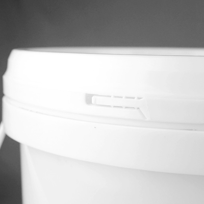 Chất liệu nhựa bền và nhẹ 5 gallon